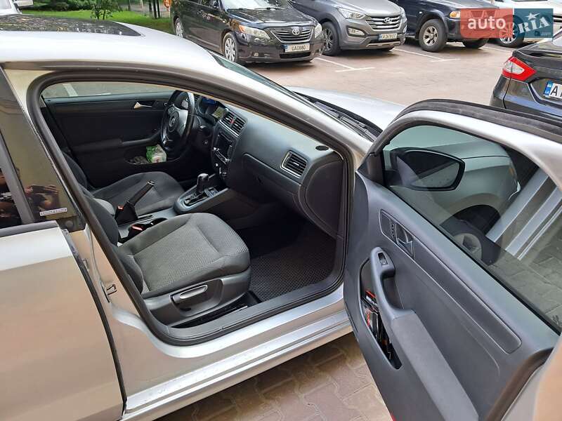 Седан Volkswagen Jetta 2012 в Софиевской Борщаговке