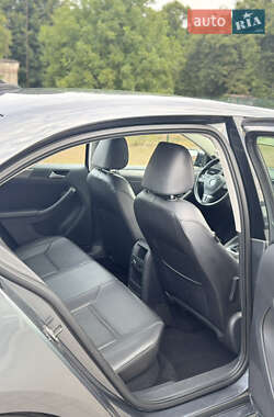 Седан Volkswagen Jetta 2013 в 