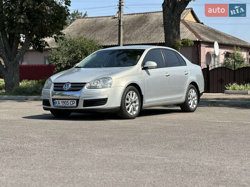 Седан Volkswagen Jetta 2010 в Первомайске