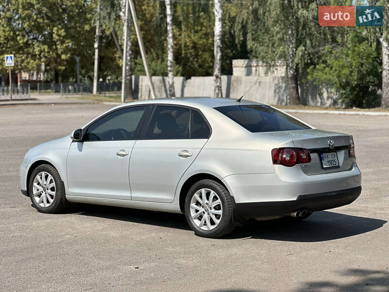 Седан Volkswagen Jetta 2010 в Первомайске