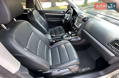 Седан Volkswagen Jetta 2010 в 