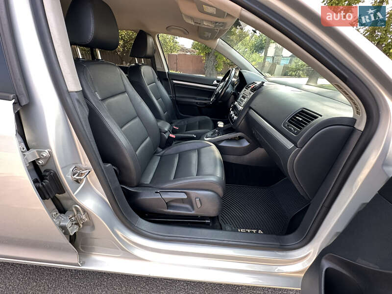 Седан Volkswagen Jetta 2010 в Первомайске