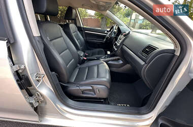 Седан Volkswagen Jetta 2010 в 