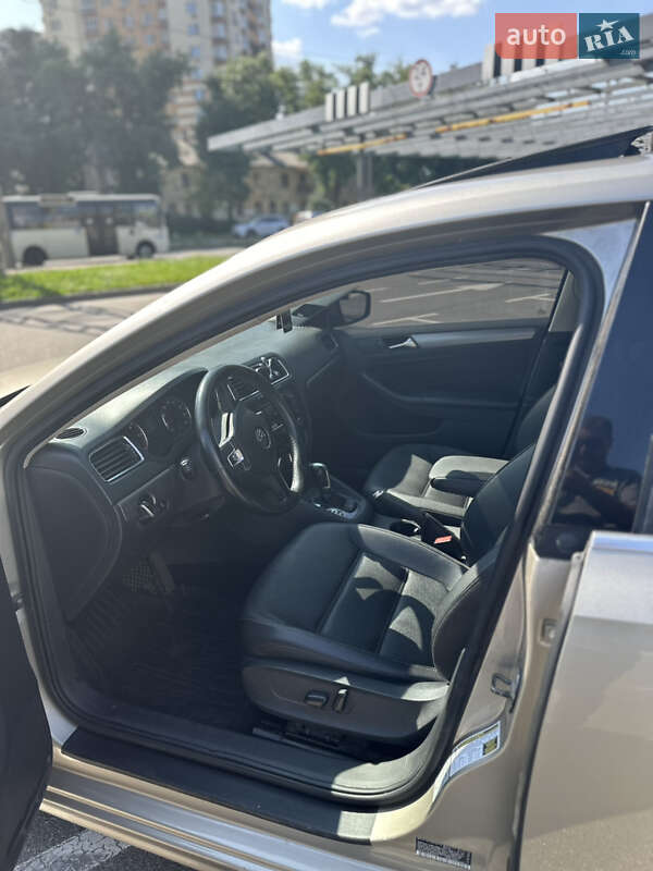 Седан Volkswagen Jetta 2012 в Києві