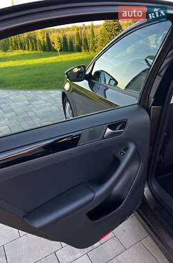 Седан Volkswagen Jetta 2013 в 