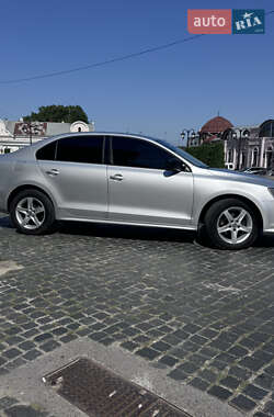 Седан Volkswagen Jetta 2015 в Чернівцях