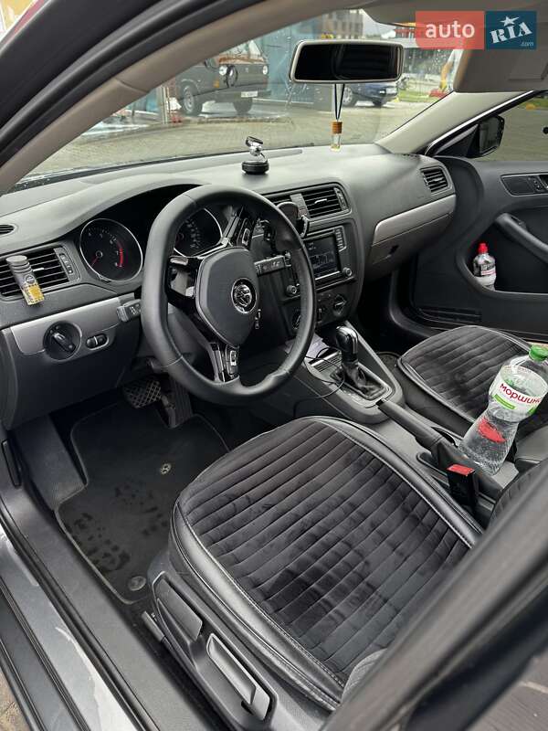 Седан Volkswagen Jetta 2016 в Львові