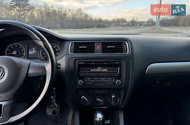Седан Volkswagen Jetta 2013 в 