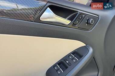 Седан Volkswagen Jetta 2015 в  фото 10 Седан Volkswagen Jetta 2015 в