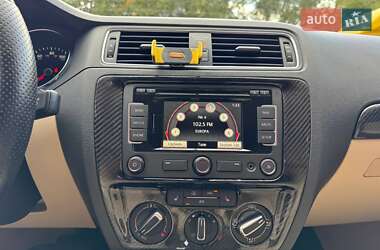 Седан Volkswagen Jetta 2015 в  фото 16 Седан Volkswagen Jetta 2015 в