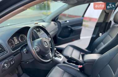Седан Volkswagen Jetta 2010 в 
