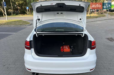 Седан Volkswagen Jetta 2015 в 