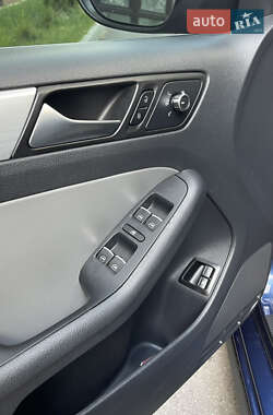Седан Volkswagen Jetta 2013 в 