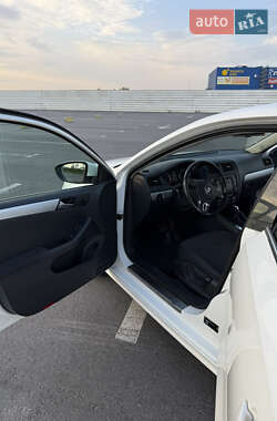 Седан Volkswagen Jetta 2012 в 