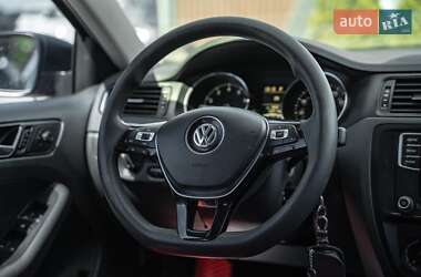 Седан Volkswagen Jetta 2016 в 