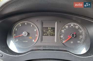 Седан Volkswagen Jetta 2010 в  фото 10 Седан Volkswagen Jetta 2010 в