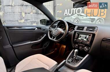 Седан Volkswagen Jetta 2015 в 