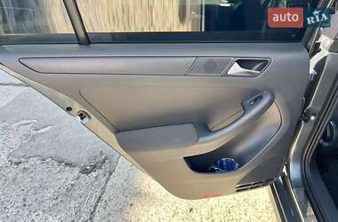 Седан Volkswagen Jetta 2011 в 
