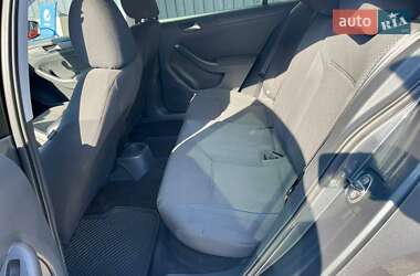 Седан Volkswagen Jetta 2011 в 
