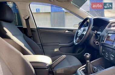 Седан Volkswagen Jetta 2011 в 
