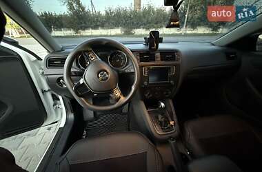Седан Volkswagen Jetta 2016 в 