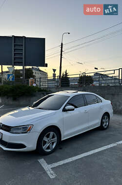 Седан Volkswagen Jetta 2013 в 
