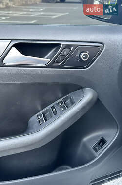 Седан Volkswagen Jetta 2013 в 