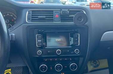 Седан Volkswagen Jetta 2012 в 