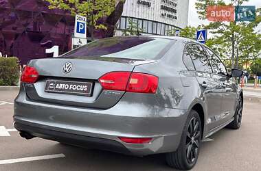Седан Volkswagen Jetta 2012 в 