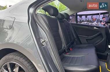 Седан Volkswagen Jetta 2012 в 