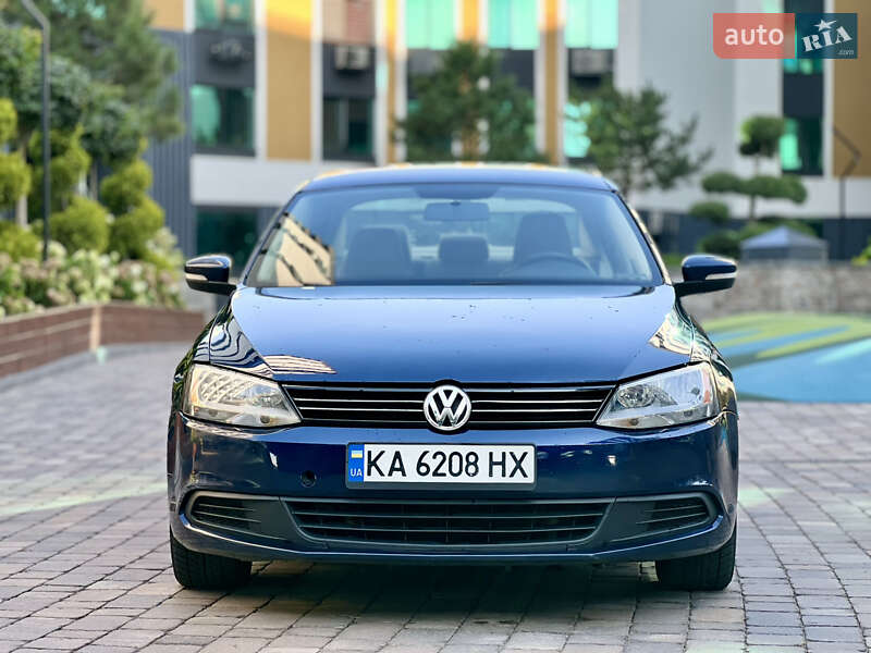 Седан Volkswagen Jetta 2012 в 