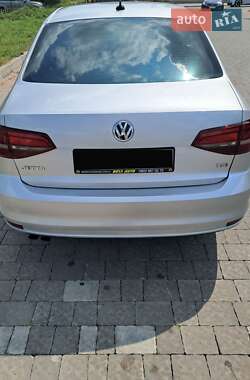 Седан Volkswagen Jetta 2015 в 