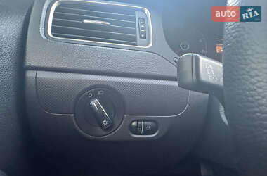 Седан Volkswagen Jetta 2012 в 