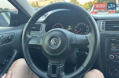 Седан Volkswagen Jetta 2012 в 