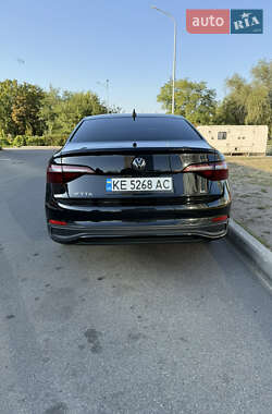 Седан Volkswagen Jetta 2023 в 