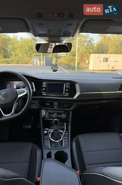 Седан Volkswagen Jetta 2023 в 