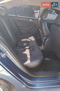 Седан Volkswagen Jetta 2016 в 