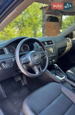 Седан Volkswagen Jetta 2012 в 