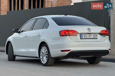 Седан Volkswagen Jetta 2013 в 