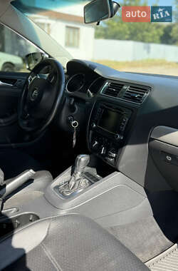 Седан Volkswagen Jetta 2012 в 