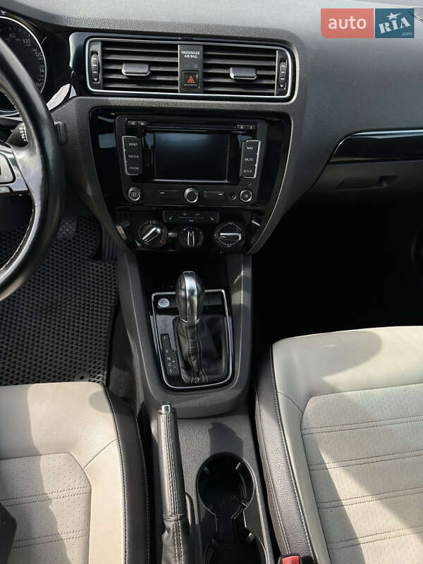 Седан Volkswagen Jetta 2015 в Львове