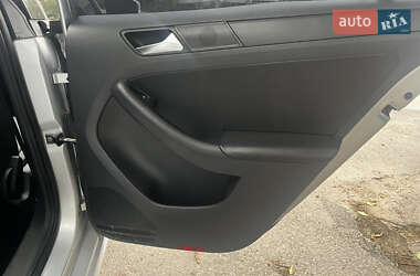 Седан Volkswagen Jetta 2010 в 
