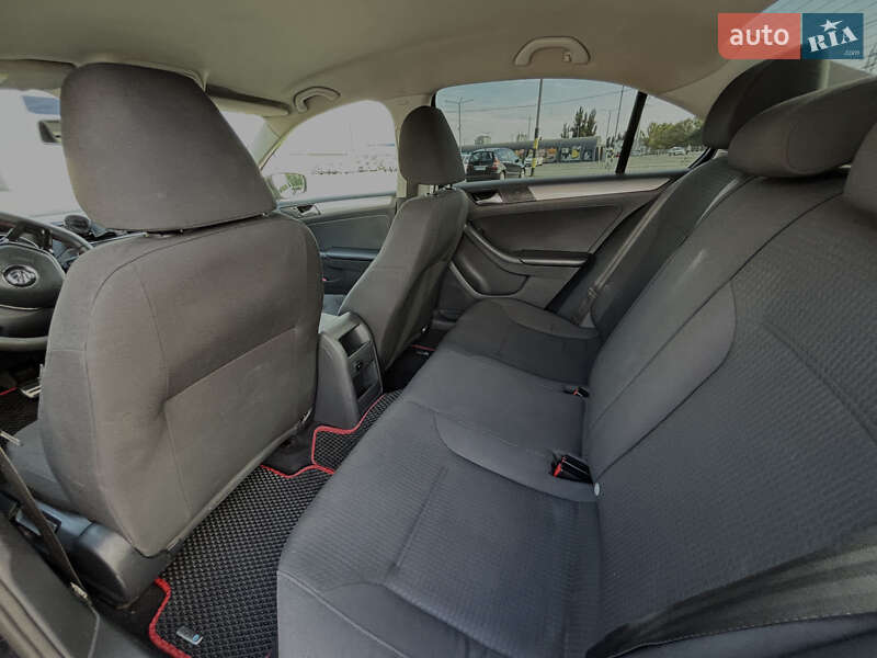Седан Volkswagen Jetta 2015 в Києві