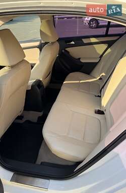 Седан Volkswagen Jetta 2011 в 