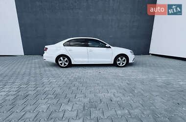 Седан Volkswagen Jetta 2016 в 