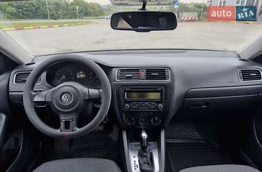 Седан Volkswagen Jetta 2013 в 