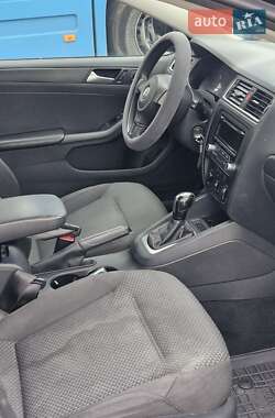 Седан Volkswagen Jetta 2013 в 