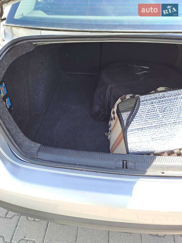 Седан Volkswagen Jetta 2006 в Хмельницком