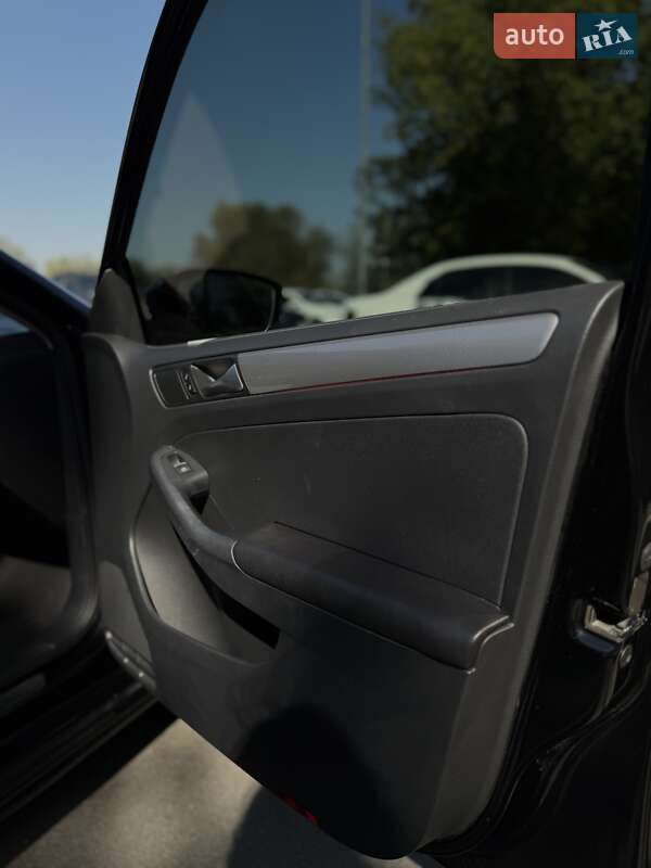 Седан Volkswagen Jetta 2014 в Києві фото 37 Седан Volkswagen Jetta 2014 в Києві