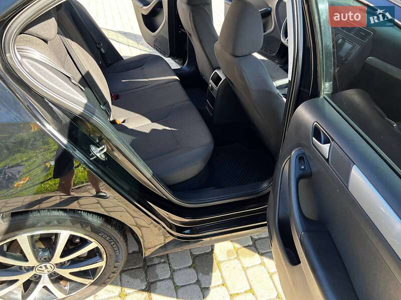 Седан Volkswagen Jetta 2016 в Львове